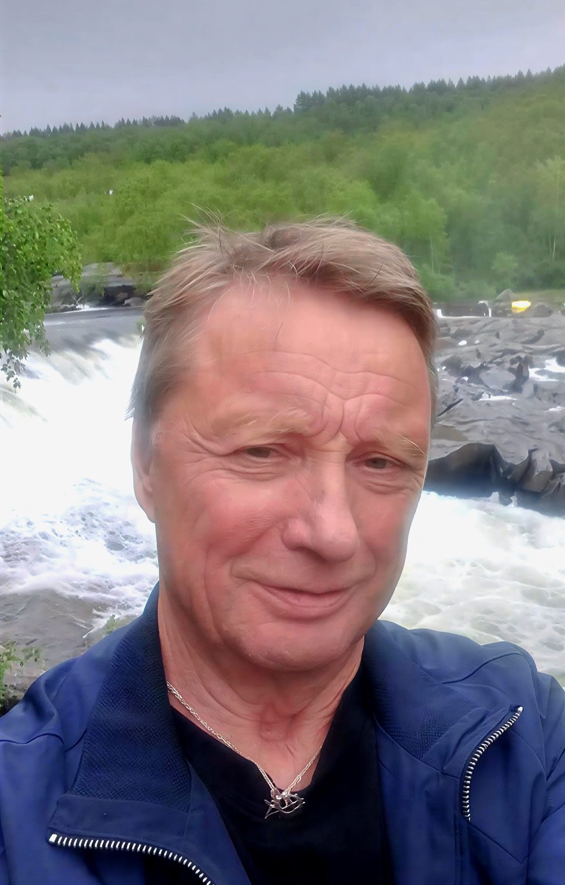 Hans Henry Henriksen foran en foss i Finnmark